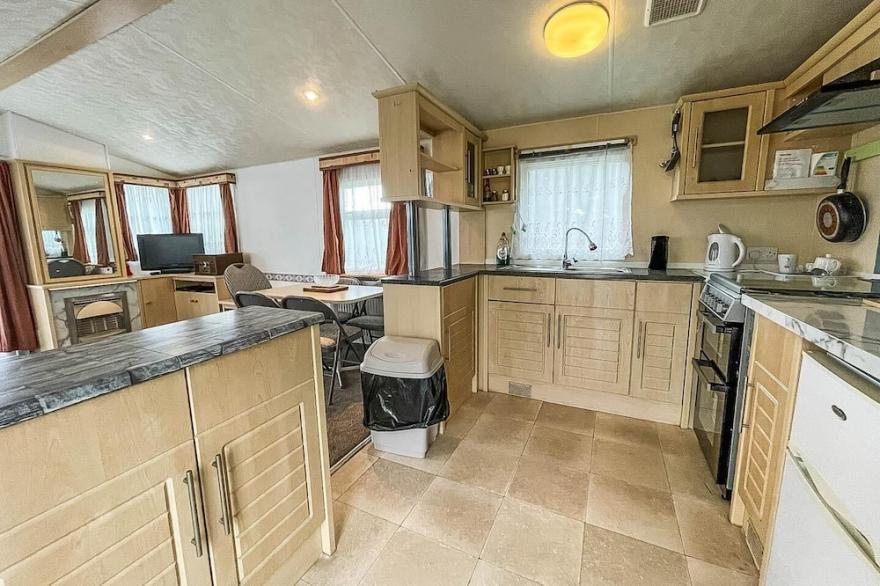 Caravan at Highfield Grange with decking, sleeps 6 ref 26446BA