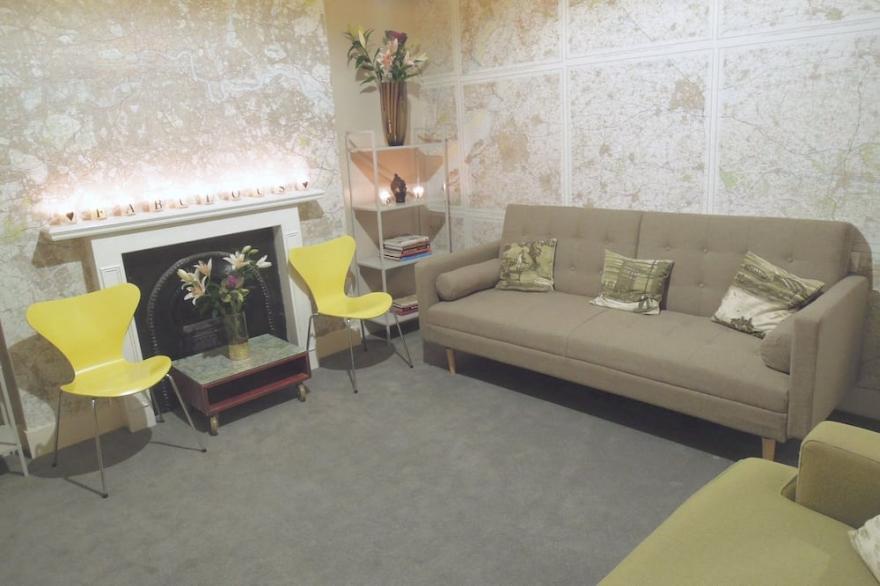 Fabulous & Funky 3 Bedroom Flat in East London. Close to Underground & 24h Tesco