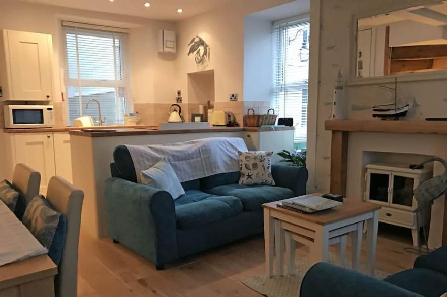 CURLEWS 4 star Gold period cottage sleeps 6 close to beach and town with parking