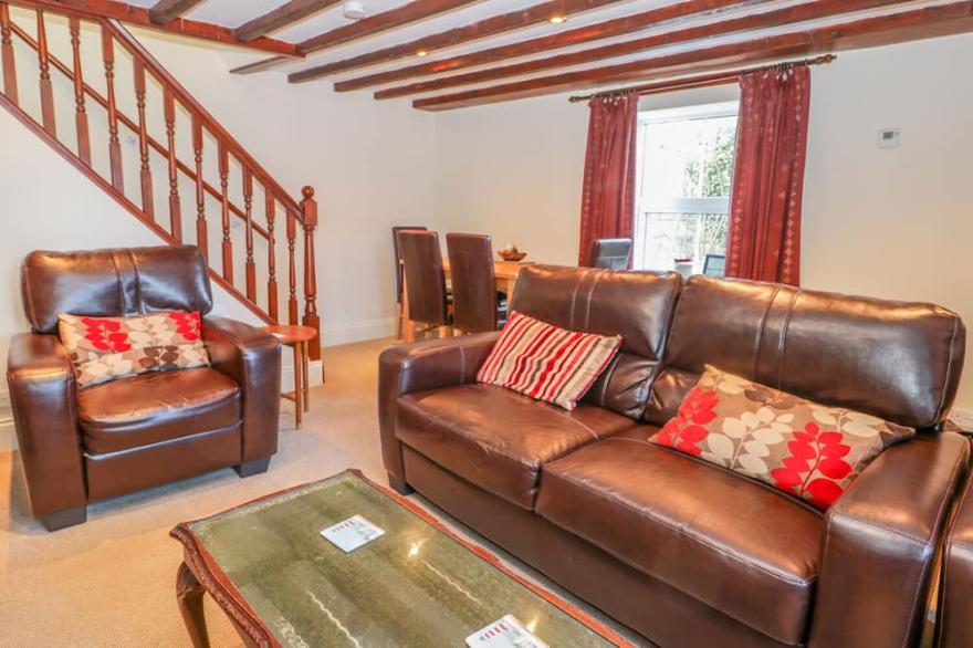 DOVE COTTAGE, pet friendly, character holiday cottage in Sleights