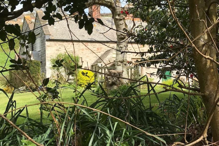 Historical Chapel Cottage. Professional Tennis Court, sea views, 2 mins to beach