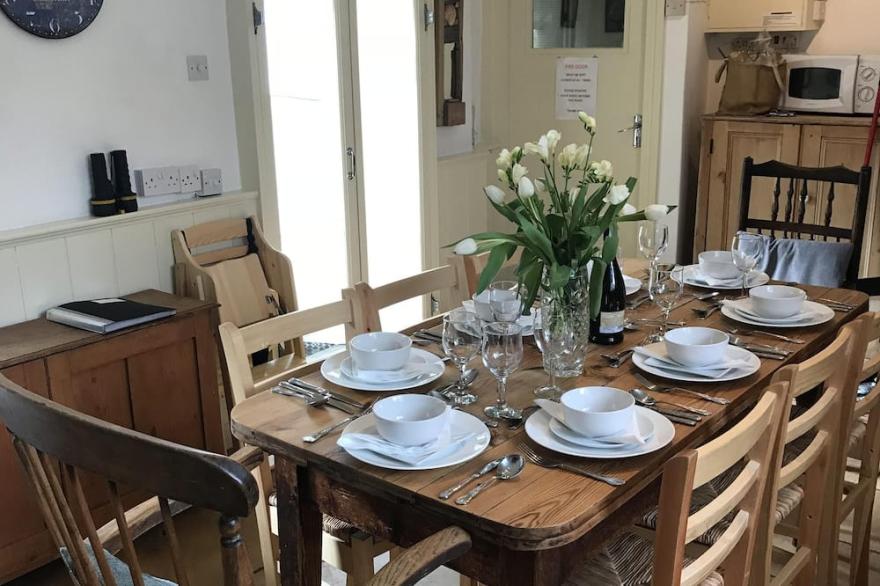 Historical Chapel Cottage. Professional Tennis Court, sea views, 2 mins to beach