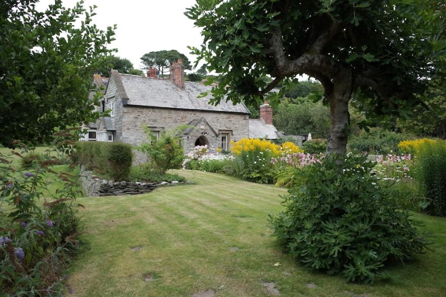 Historical Chapel Cottage. Professional Tennis Court, sea views, 2 mins to beach