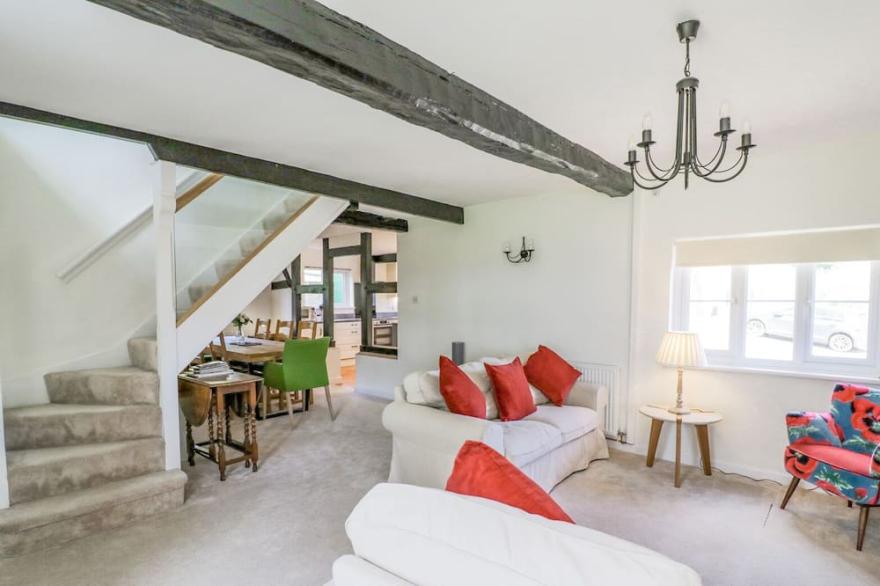 CREWS HILL HOUSE, character holiday cottage, with hot tub in Alfrick