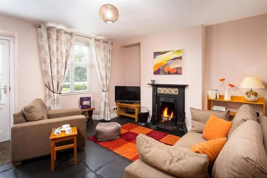 DORMOUSE COTTAGE, romantic, character holiday cottage in Coniston