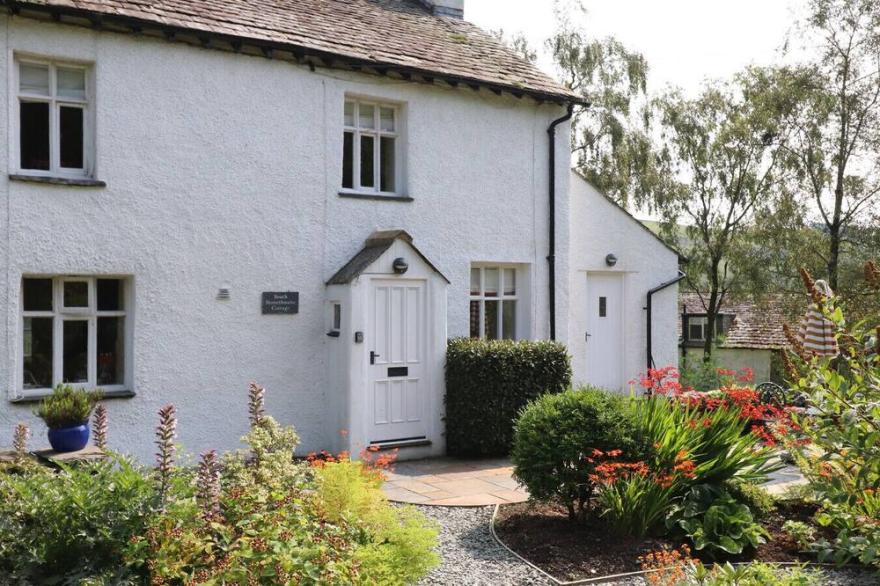 SOUTH STONETHWAITE COTTAGE, romantic, with open fire in Windermere