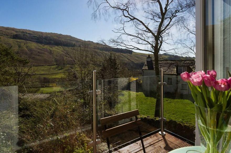 SOUTH STONETHWAITE COTTAGE, romantic, with open fire in Windermere