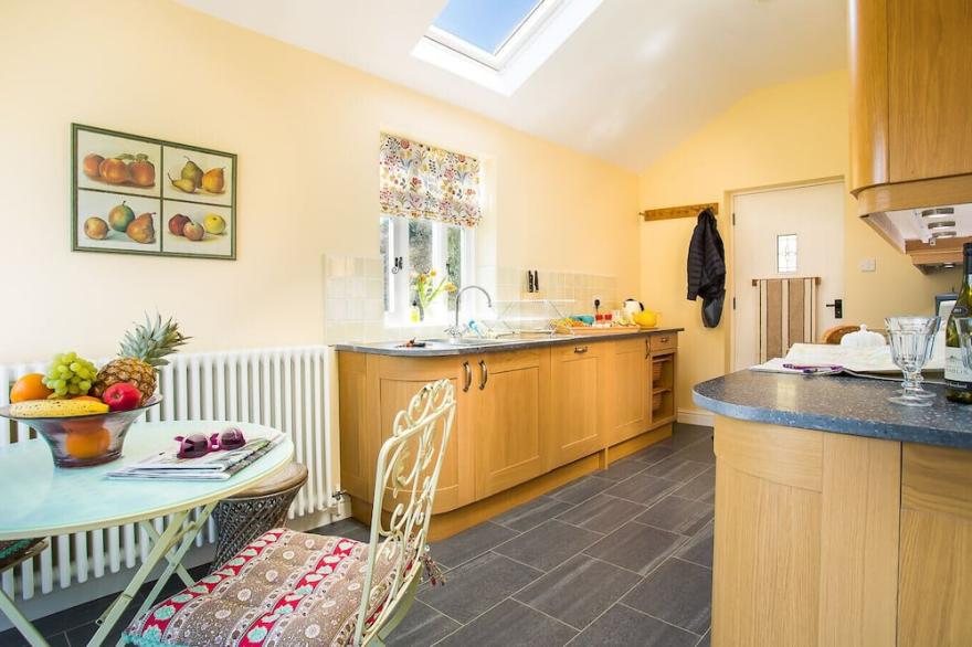 SOUTH STONETHWAITE COTTAGE, romantic, with open fire in Windermere