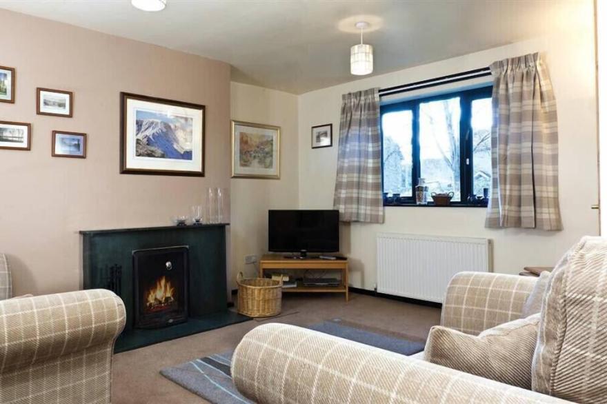 MOUNTAIN ASH COTTAGE, pet friendly, with open fire in Coniston