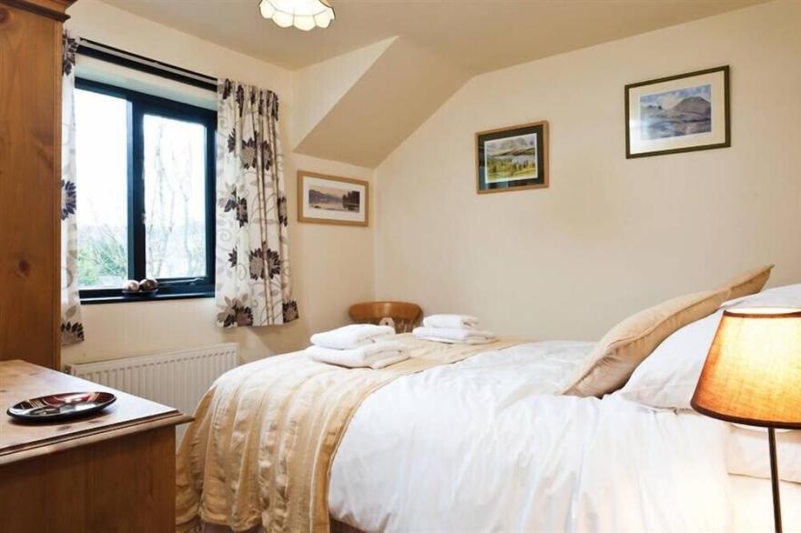 MOUNTAIN ASH COTTAGE, pet friendly, with open fire in Coniston