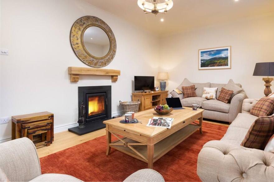 CROW COTTAGE, romantic, with open fire in Keswick