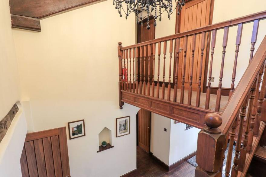 ECCLERIGG GARTH, pet friendly, with open fire in Ambleside