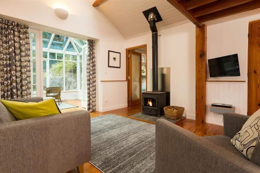 THE STABLE AT OAKBANK, romantic, with open fire in Elterwater