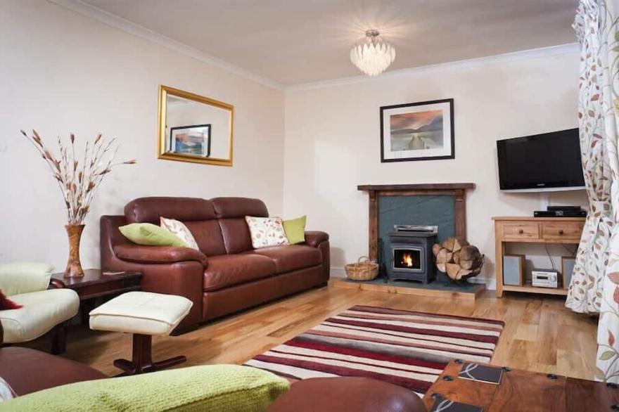 NUTWOOD, pet friendly, with open fire in Lakeside