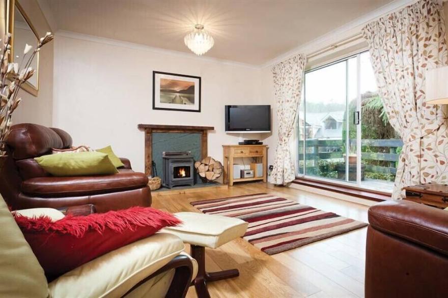 NUTWOOD, pet friendly, with open fire in Lakeside