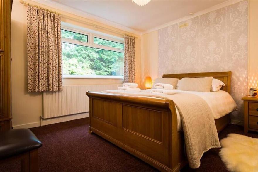 NUTWOOD, pet friendly, with open fire in Lakeside