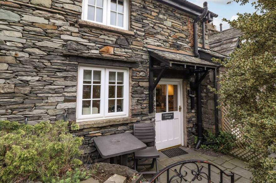 COBBLESTONE COTTAGE, romantic, character holiday cottage in Ambleside