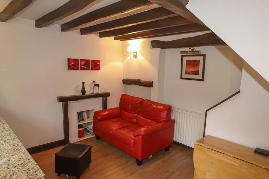 COBBLESTONE COTTAGE, romantic, character holiday cottage in Ambleside