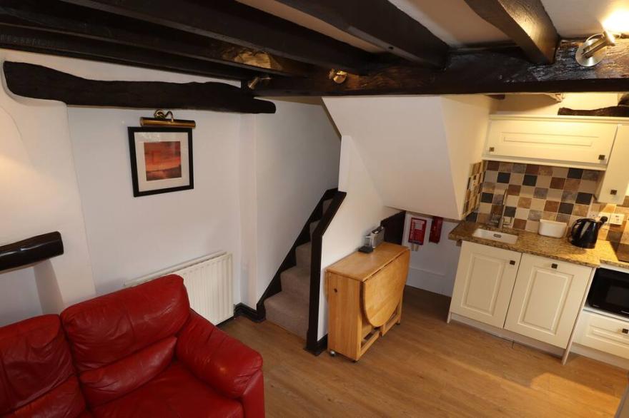 COBBLESTONE COTTAGE, romantic, character holiday cottage in Ambleside