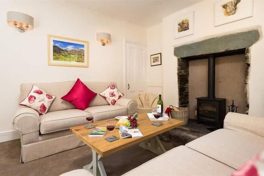 OXEN FELL COTTAGE, pet friendly, with open fire in Langdale
