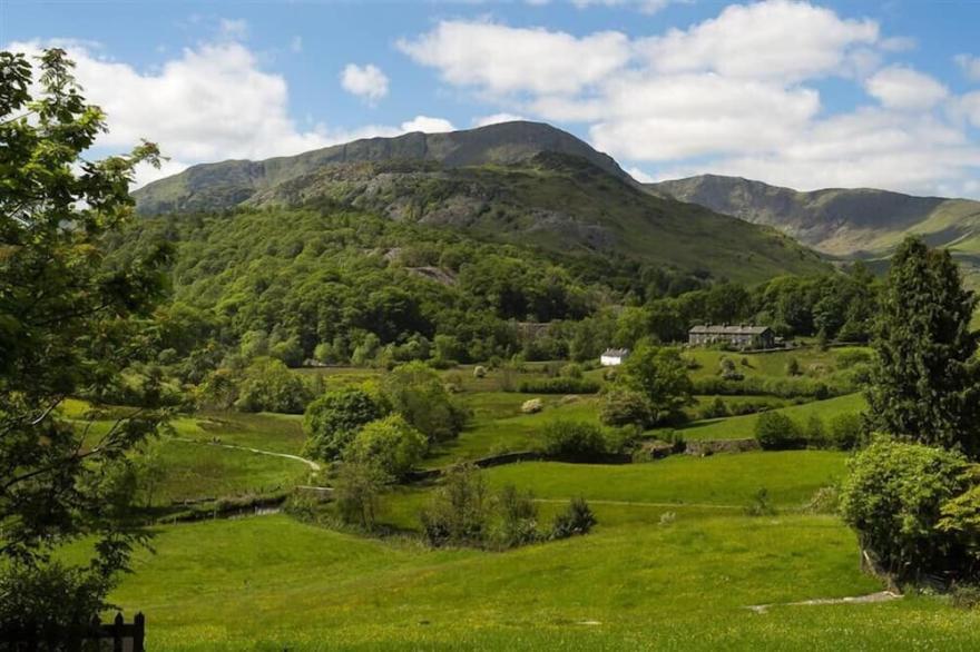 OXEN FELL COTTAGE, pet friendly, with open fire in Langdale