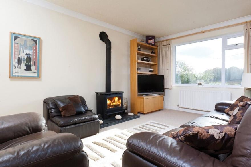 HONISTER COTTAGE, romantic, with open fire in Ambleside