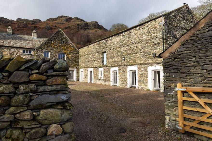 KENTMERE HALL BANK BARN, pet friendly, with open fire in Kentmere