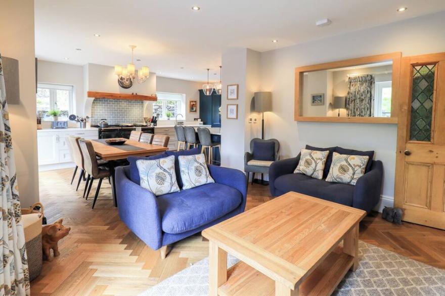 FAIR RIGG, family friendly, with open fire in Sawrey