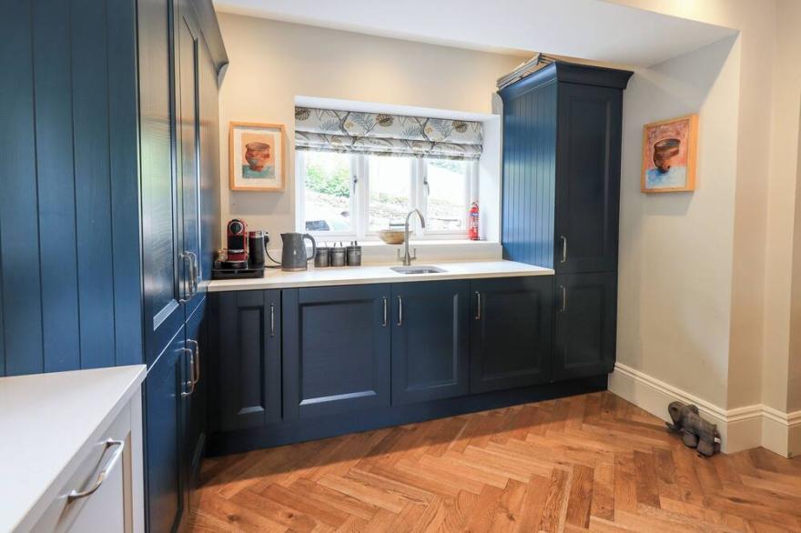 FAIR RIGG, family friendly, with open fire in Sawrey