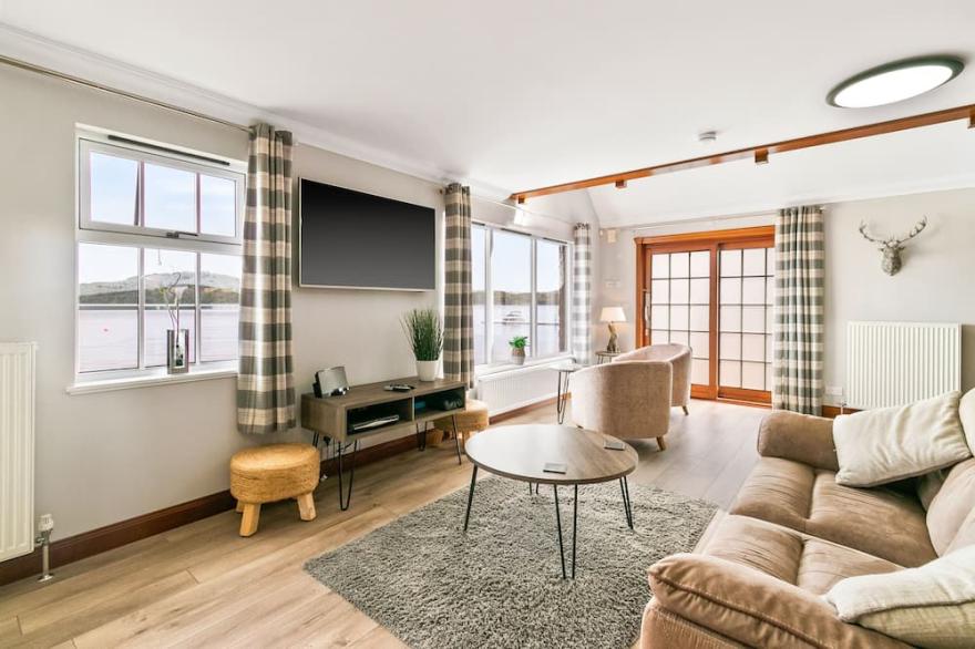 Creinch Lodge-Sleeps 2 - sleeps 2 guests  in 1 bedroom