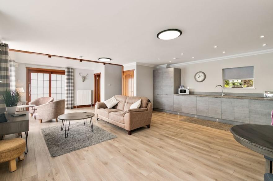 Creinch Lodge-Sleeps 2 - sleeps 2 guests  in 1 bedroom