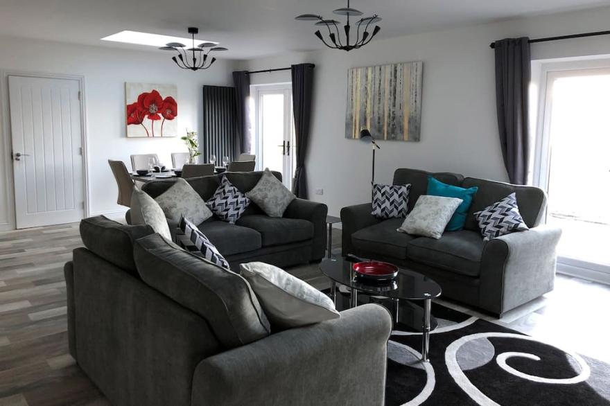 2 BARN COTTAGES, pet friendly, luxury holiday cottage in Whitchurch
