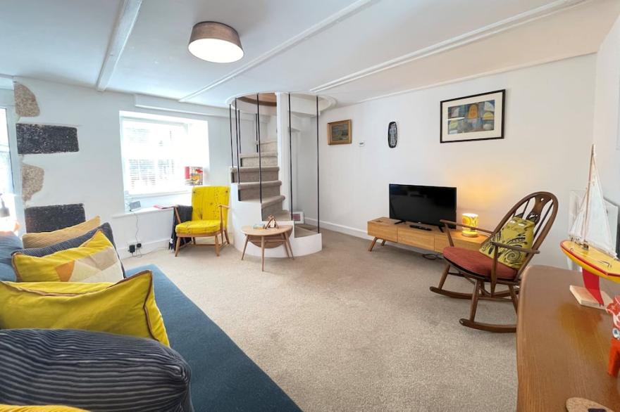 Sixpence Cottage -  a cottage that sleeps 4 guests  in 2 bedrooms