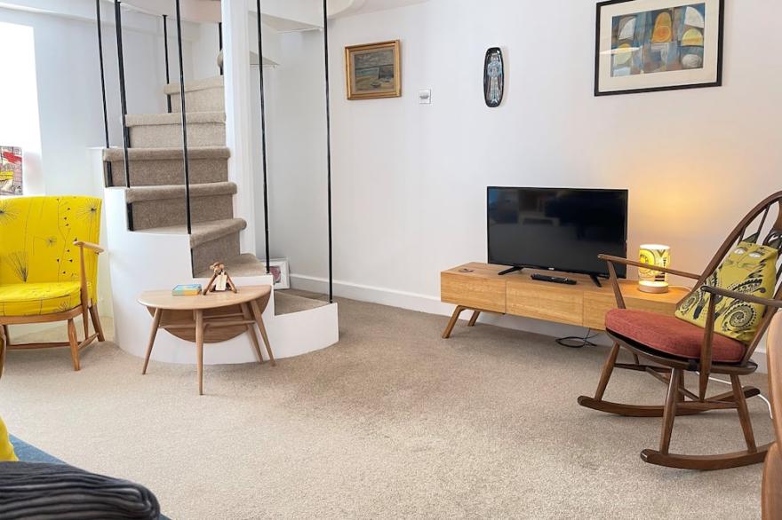 Sixpence Cottage -  a cottage that sleeps 4 guests  in 2 bedrooms