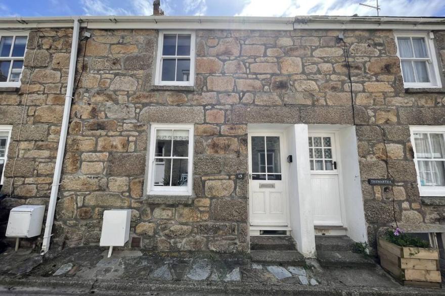 Howards Way -  a cottage that sleeps 5 guests  in 2 bedrooms
