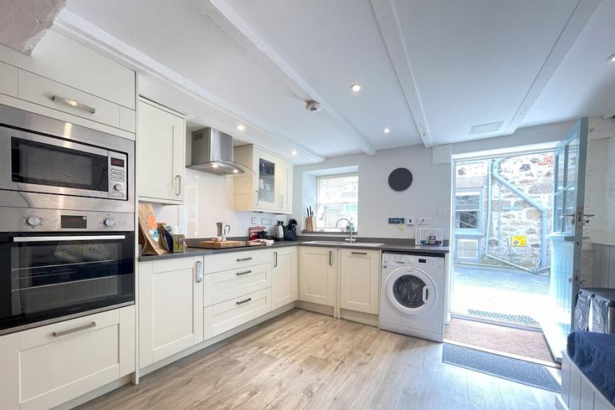 Howards Way -  a cottage that sleeps 5 guests  in 2 bedrooms