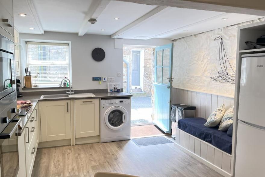 Howards Way -  a cottage that sleeps 5 guests  in 2 bedrooms
