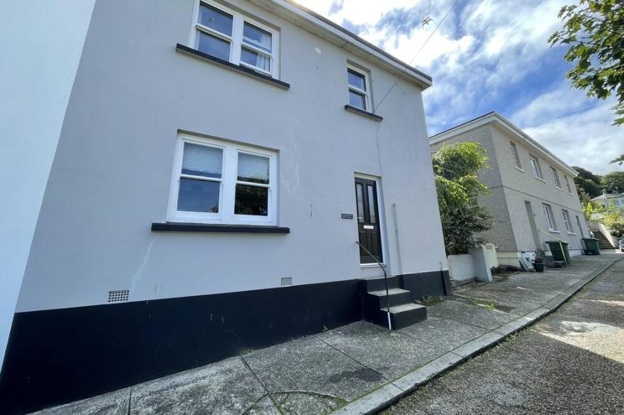 8 Rosewall Cottages -  a cottage that sleeps 6 guests  in 3 bedrooms