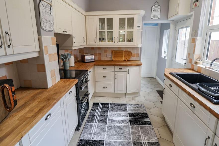 COASTGUARD COTTAGES, pet friendly, with a garden in Easington