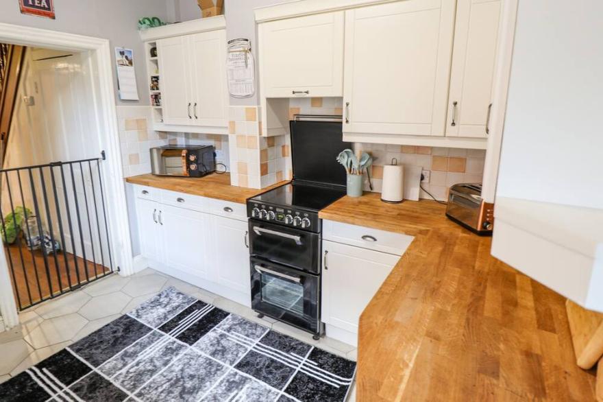 COASTGUARD COTTAGES, pet friendly, with a garden in Easington