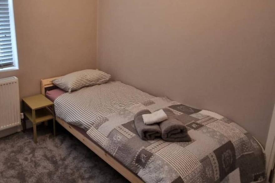 Huge 3 Bedroom House in London E17