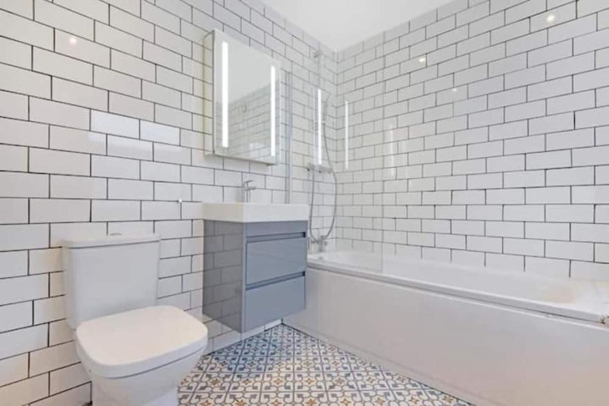 Huge 3 Bedroom House in London E17