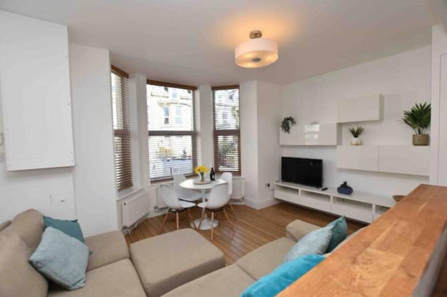 Beautiful Stylish Apartment, 30 Seconds From Beach