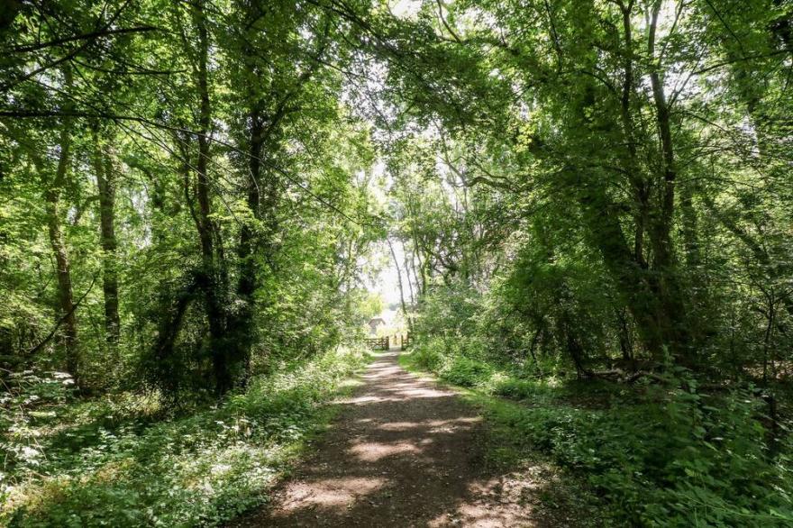 OLD WOOD COACH HOUSE, pet friendly, with open fire in Skellingthorpe