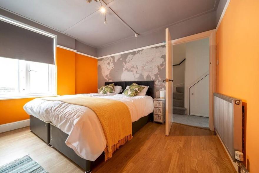 Pass the Keys | Newquay Centre 3 Storey 1920s Town House