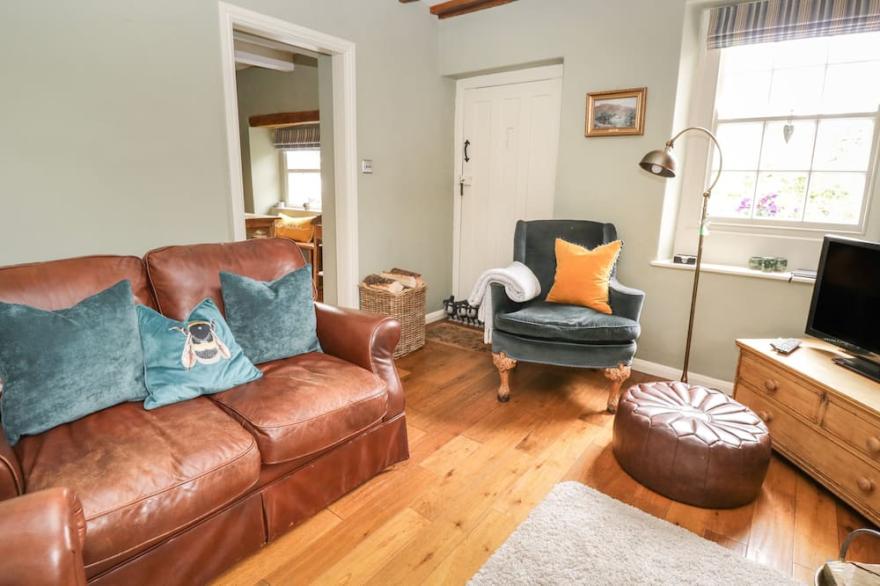 BECKSIDE COTTAGE, family friendly, with open fire in Caldbeck