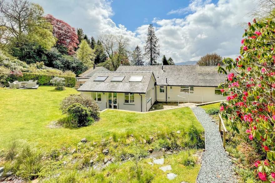 MERLESTEAD, pet friendly, with open fire in Applethwaite