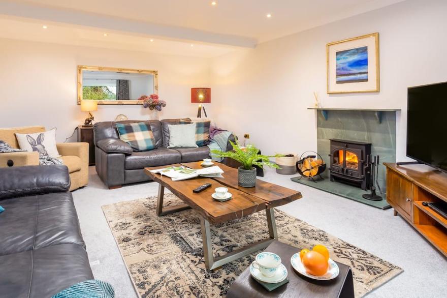MERLESTEAD, pet friendly, with open fire in Applethwaite