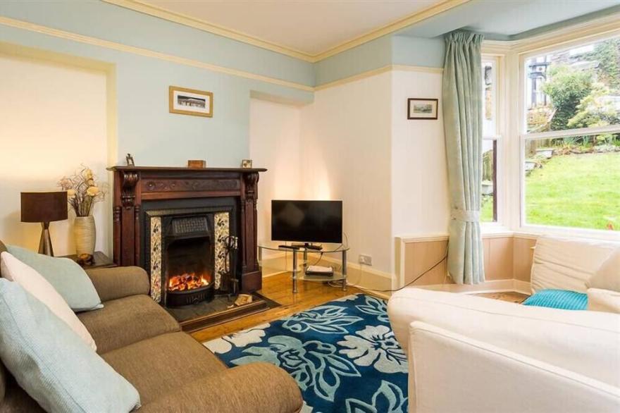 CATH'S COTTAGE, pet friendly, with open fire in Bowness-On-Windermere