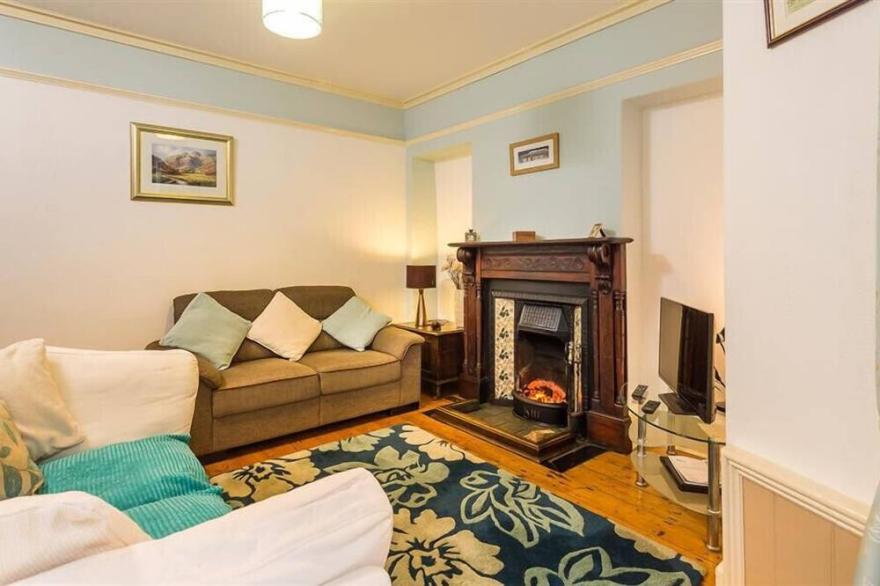 CATH'S COTTAGE, pet friendly, with open fire in Bowness-On-Windermere